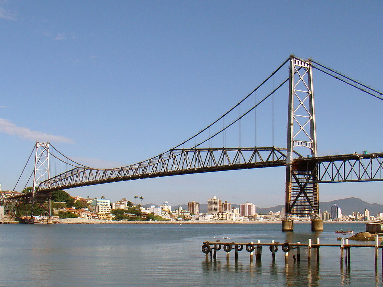 Ponte Hercílio Luz, em Florianópolis — imagem ilustrativa do estado de Santa Catarina